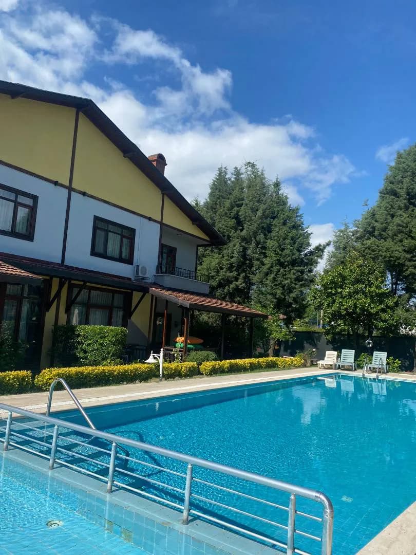 Sapanca'da Kalabalık Ailelere Uygun, Ortak Havuzlu, Modern Tatil Evi görsel 1