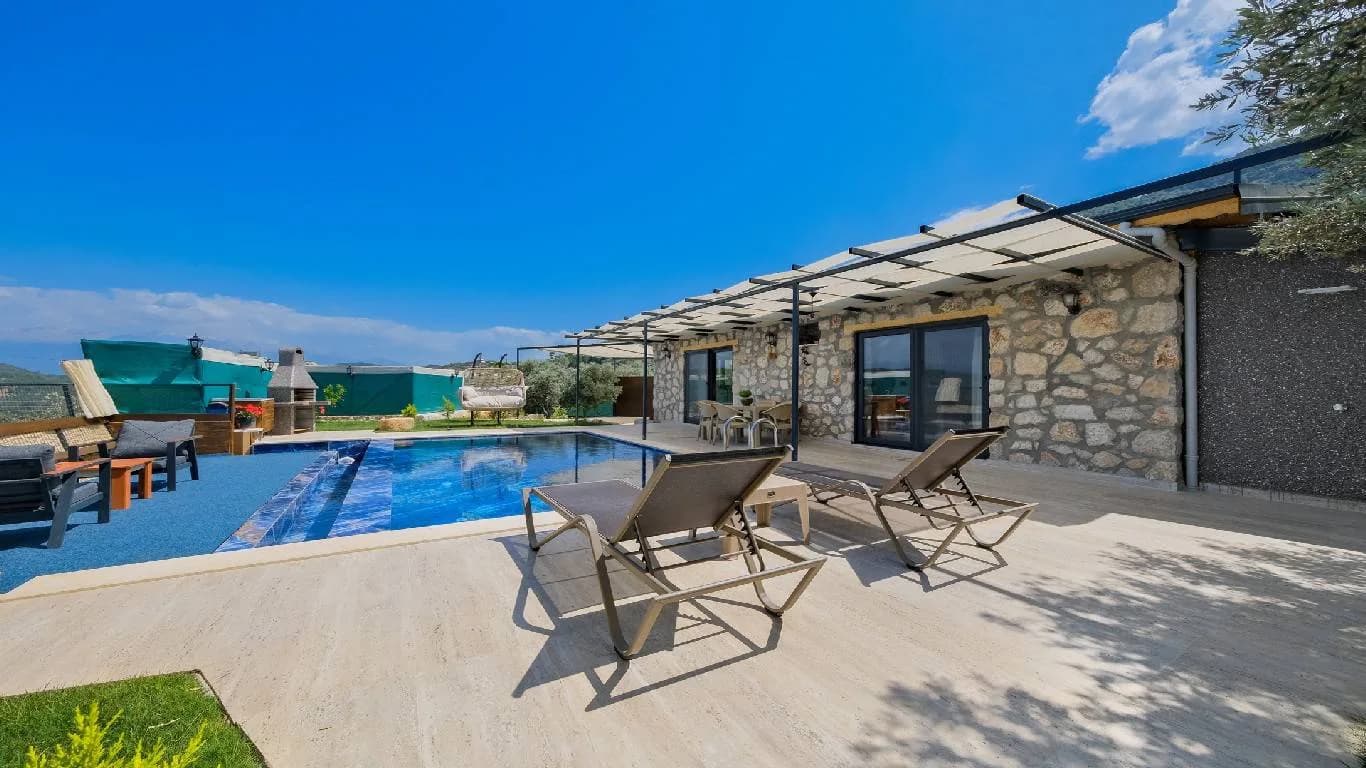 Fethiye Bozyer'de Sakin Konumda, Özel Havuzlu, Konforlu Villa görsel 1