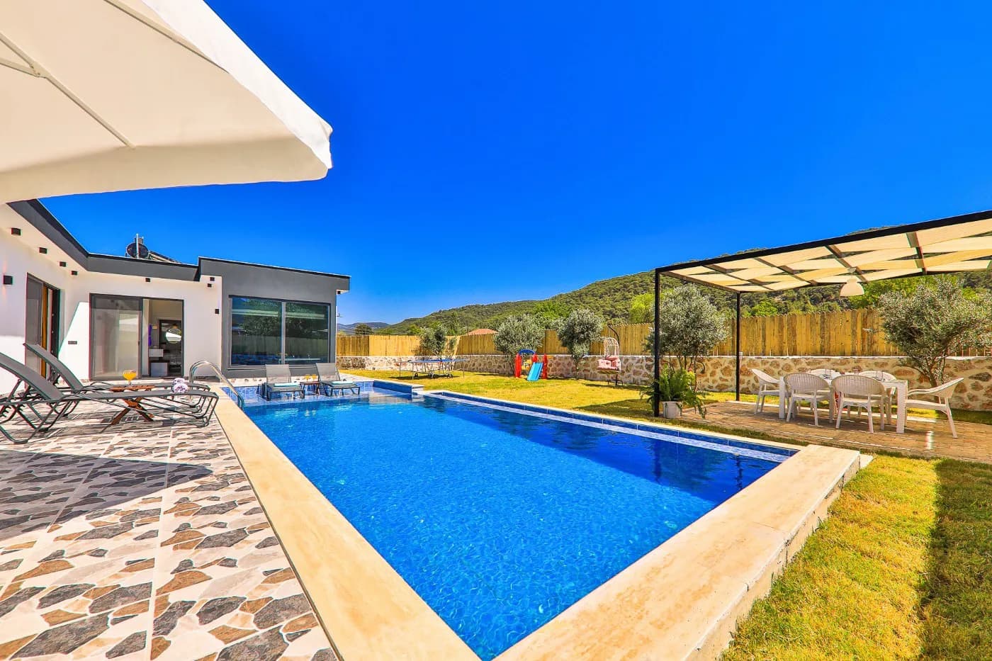 Kaş Sarıbelen'de Geniş Bahçeli, Özel Havuzlu, Modern Dizaynlı Villa görsel 1