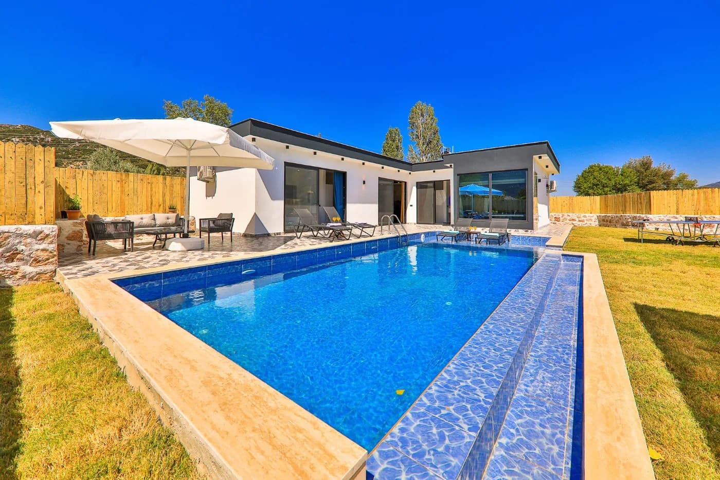 Kaş Sarıbelen'de Geniş Bahçeli, Özel Havuzlu, Modern Dizaynlı Villa görsel 2