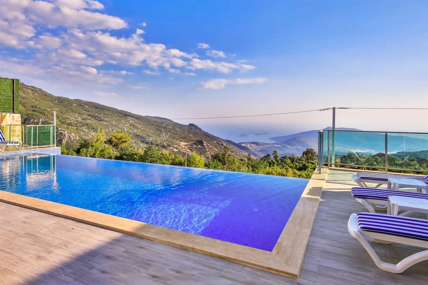 İslamlar'da Muhteşem Manzaralı, Isıtmalı Havuzlu, Kiralık Villa görsel 3