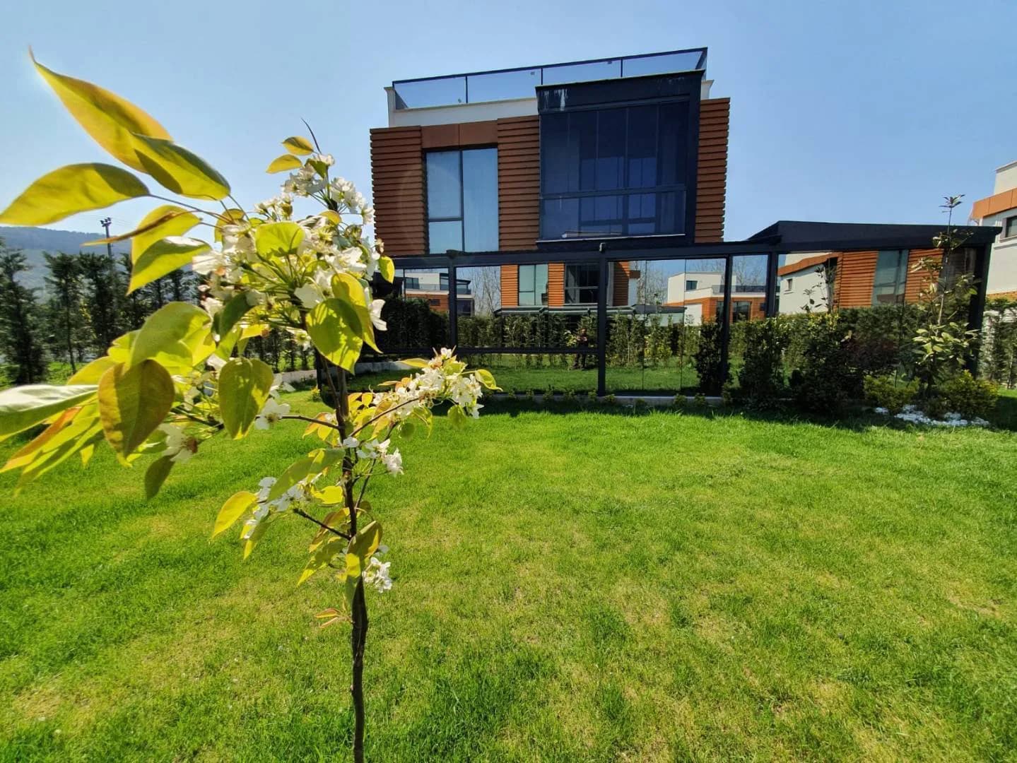 Sakarya Sapanca'da Tesis İçerisinde, Kapalı Havuzlu, Konforlu Villa görsel 1