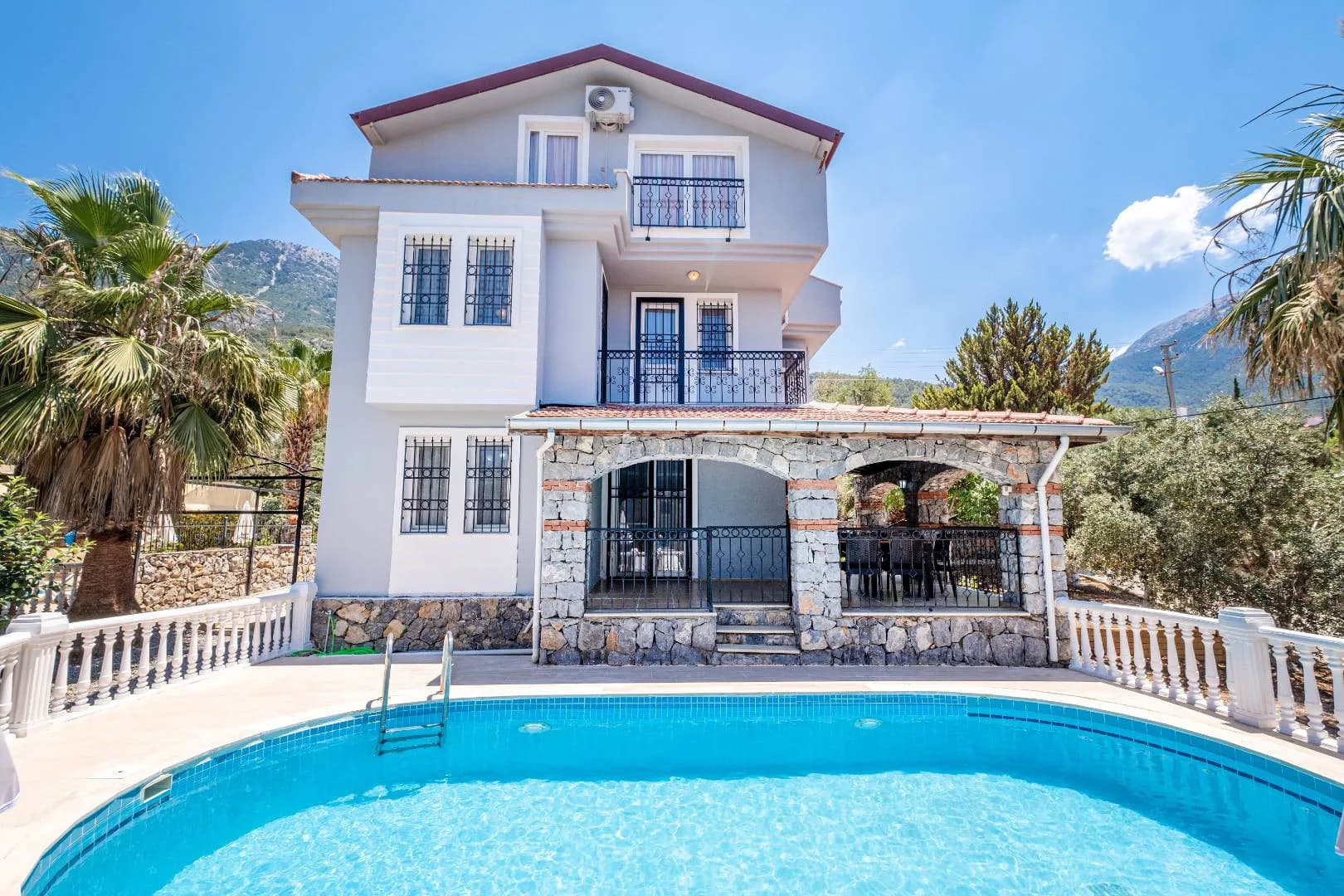 Fethiye Ölüdeniz'de Merkezi Konumda, Özel Havuzlu, 8 Kişilik Kiralık Villa görsel 1