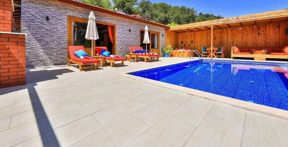 Kaş İslamlar'da Ahşap Tasarımlı, Özel Havuzlu, Jakuzili Villa görsel 1