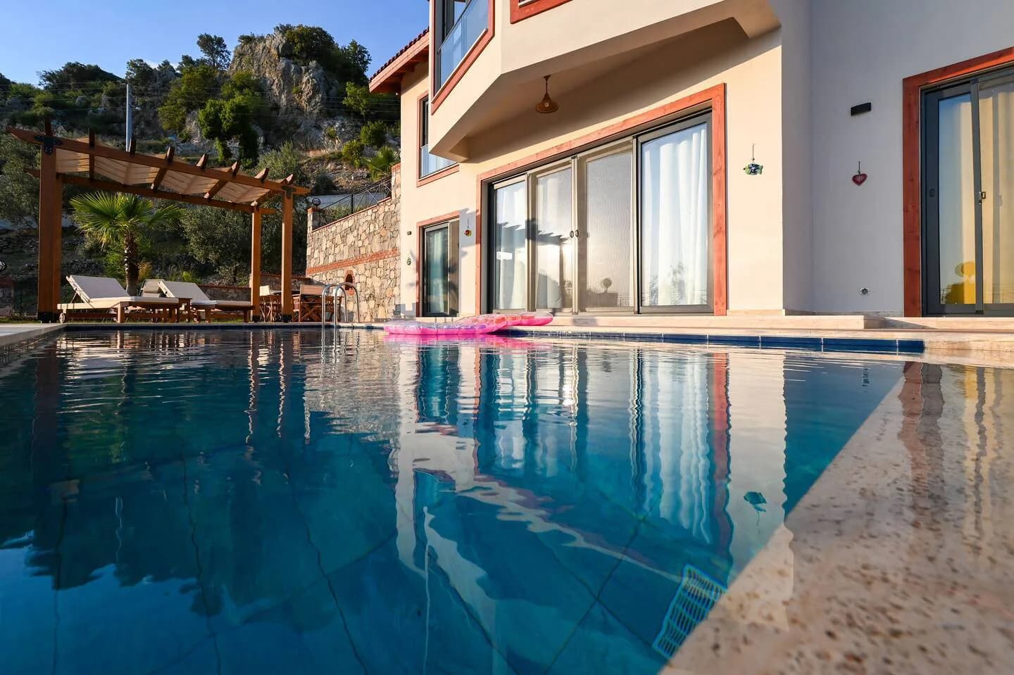 Fethiye Göcek'te Doğa Manzaralı, Özel Havuzlu, Akdeniz Stili Villa görsel 2