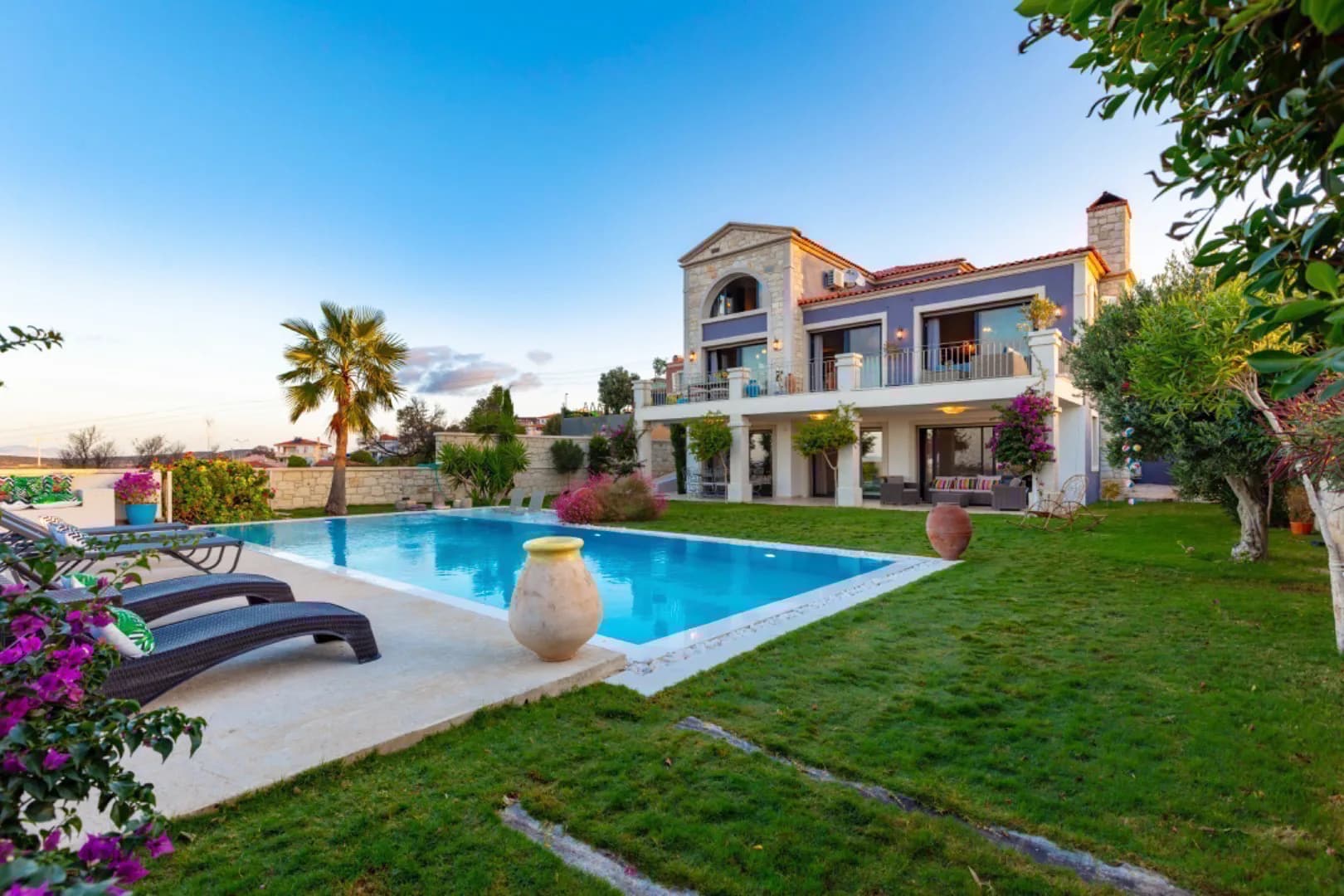 Çeşme Ovacık'ta Deniz Manzaralı, Özel Havuzlu, Lüks Taş Villa görsel 1