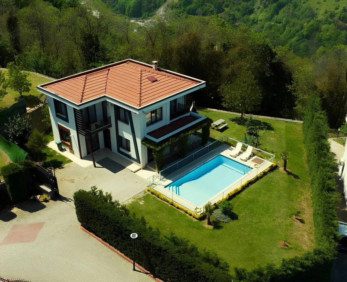 Sapanca Güldibi'nde Modern Tasarımlı, Isıtmalı Havuzlu, Kiralık Villa görsel 1