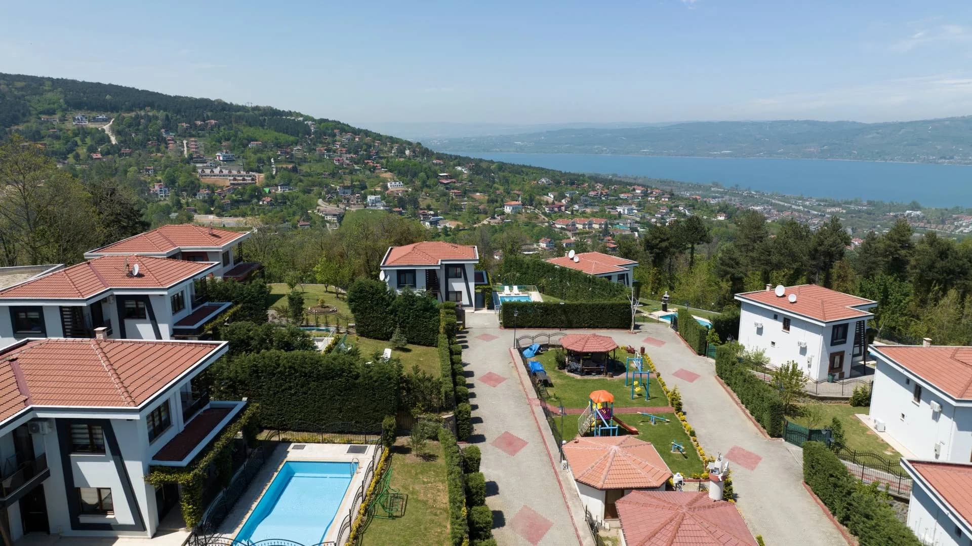 Sapanca Güldibi'nde Modern Tasarımlı, Isıtmalı Havuzlu, Kiralık Villa görsel 2