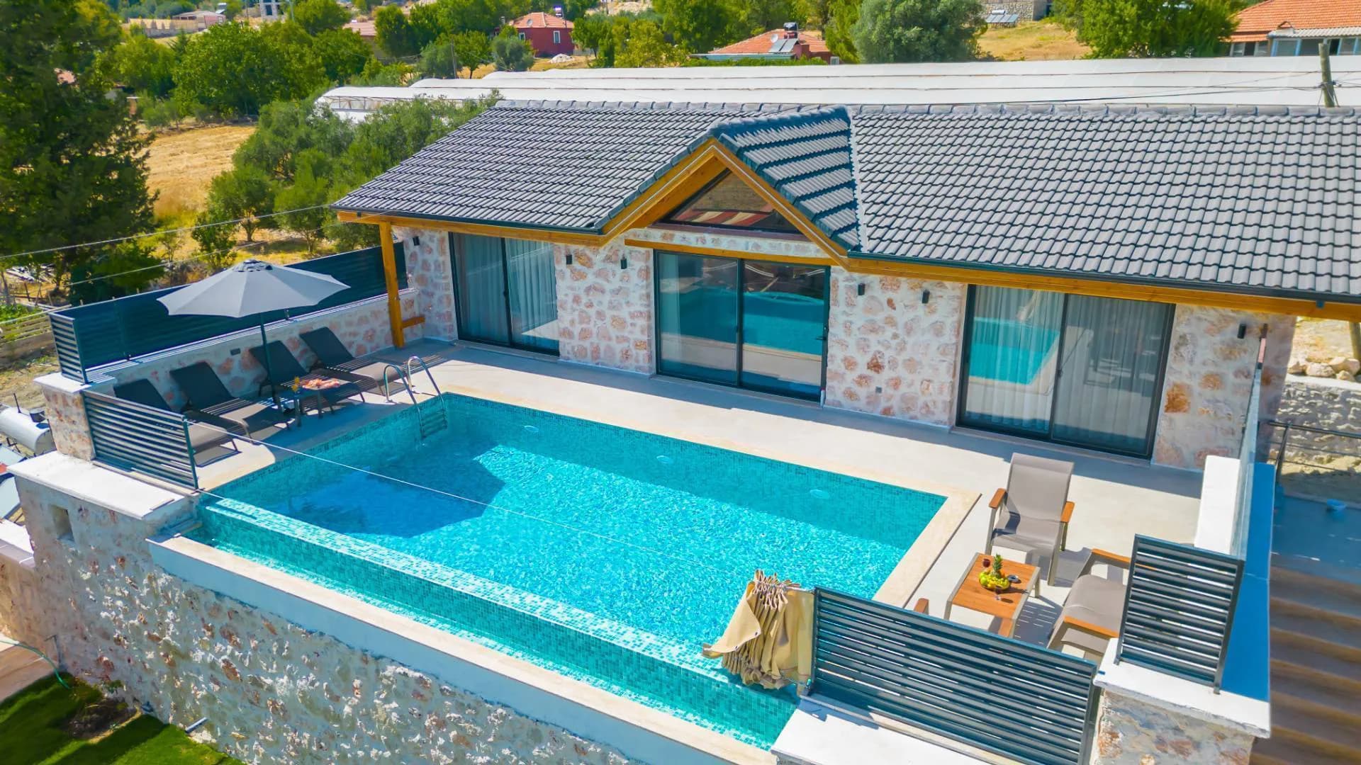 Kaş Sarıbelen'de Yemyeşil Bahçeli, Özel Havuzlu, Otantik Taş Ev görsel 3