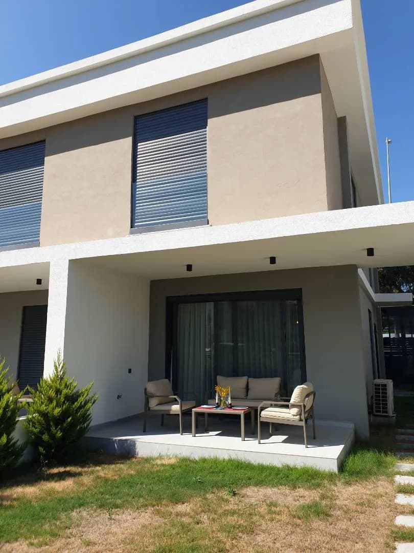 İzmir Çeşme'de Muhteşem Doğa Manzaralı, 6 Kişilik, Çocuk Oyun Alanlı Modern Villa görsel 1
