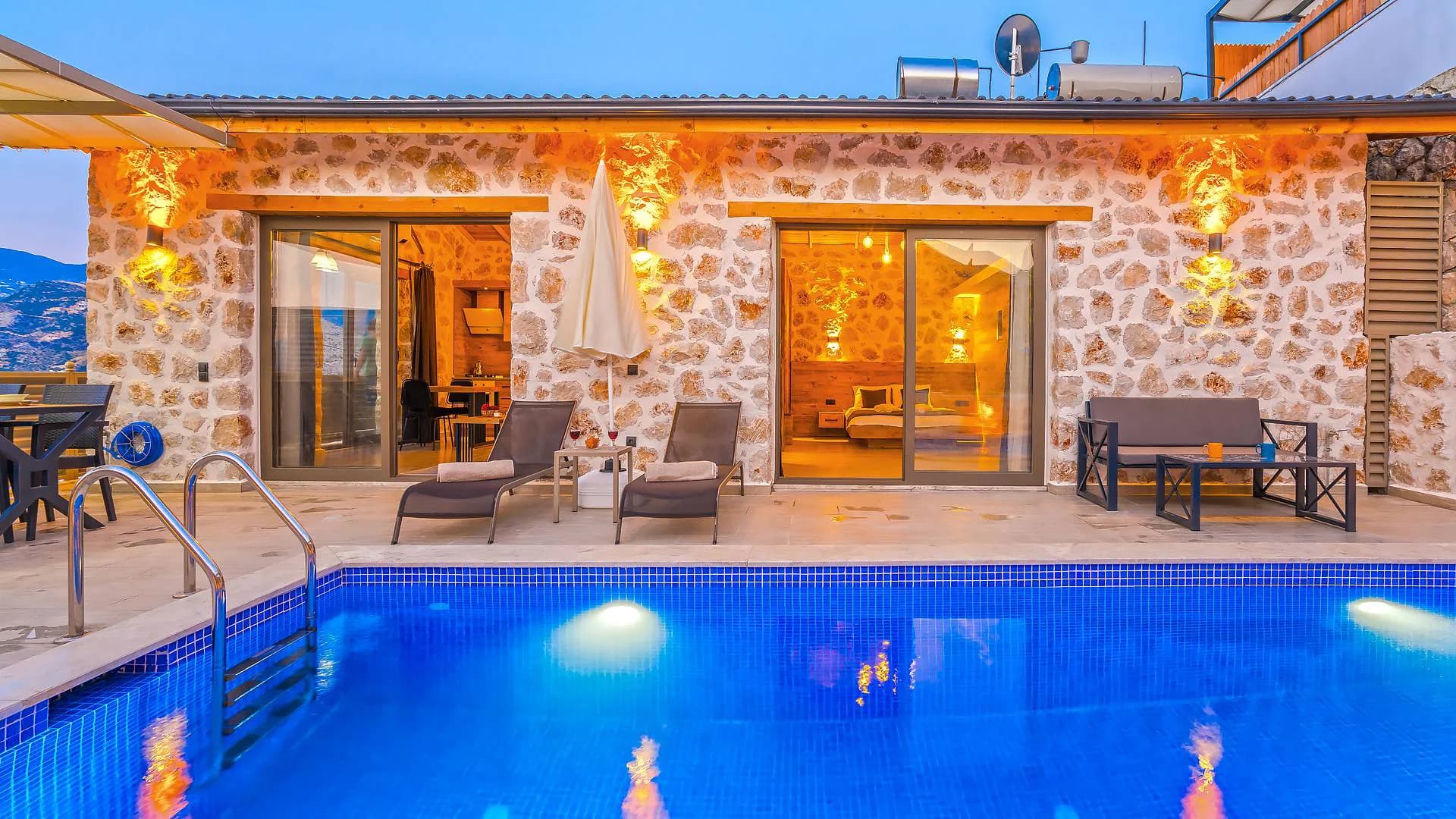 Kaş Yeşilköy'de Otantik Tasarımlı, Özel Havuzlu ve Jakuzili, 1+1 Villa görsel 1
