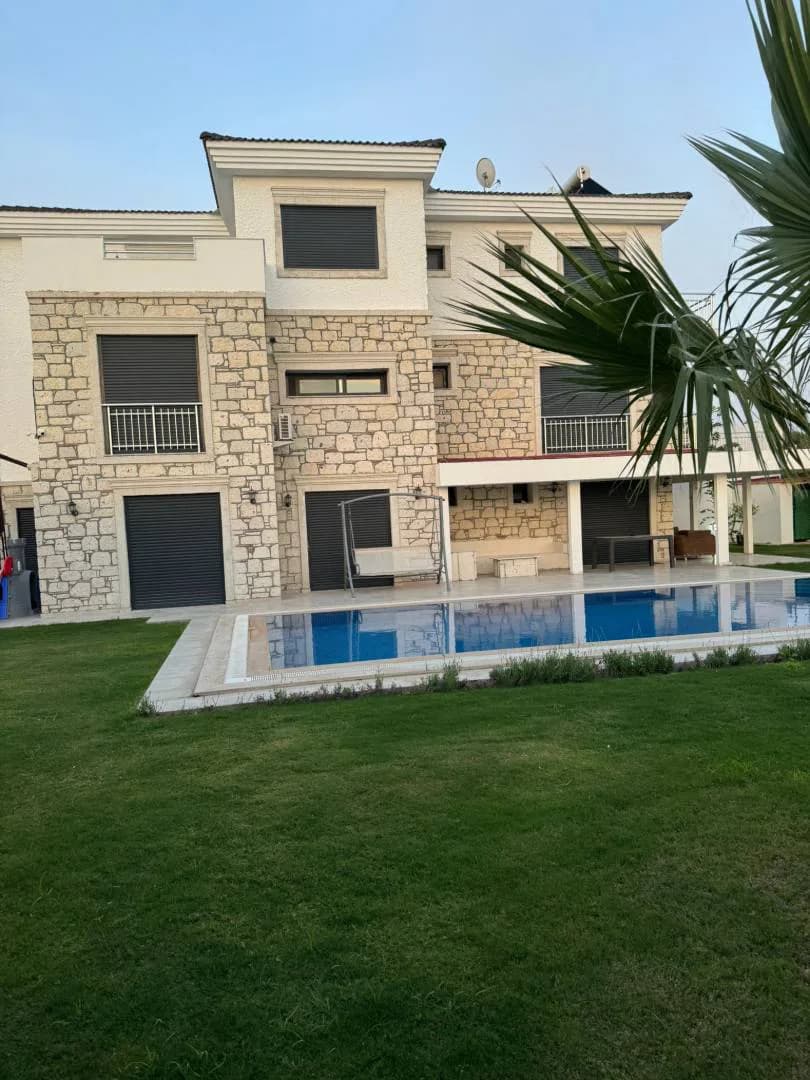 Çeşme'de Deniz Manzaralı, Özel Havuzlu, Muhteşem Tasarımlı Villa görsel 1