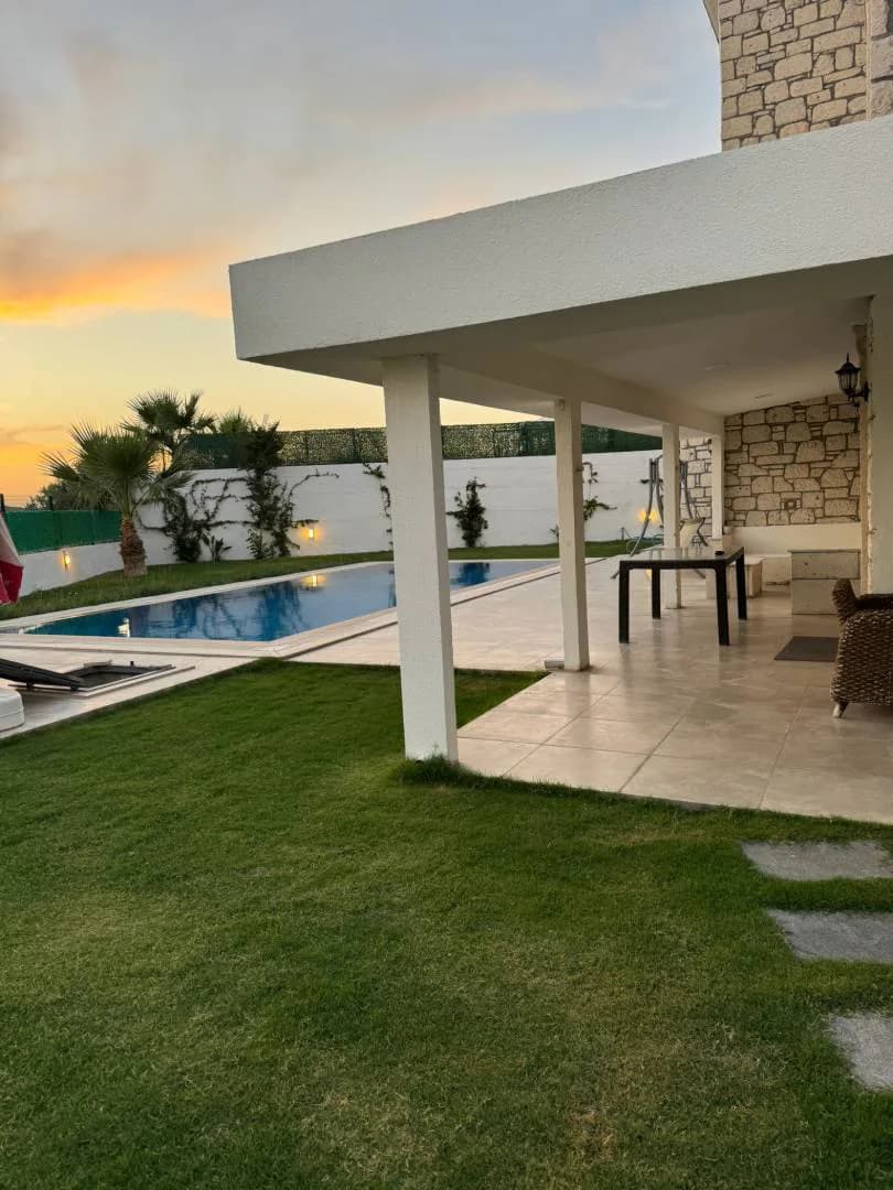 Çeşme'de Deniz Manzaralı, Özel Havuzlu, Muhteşem Tasarımlı Villa görsel 2