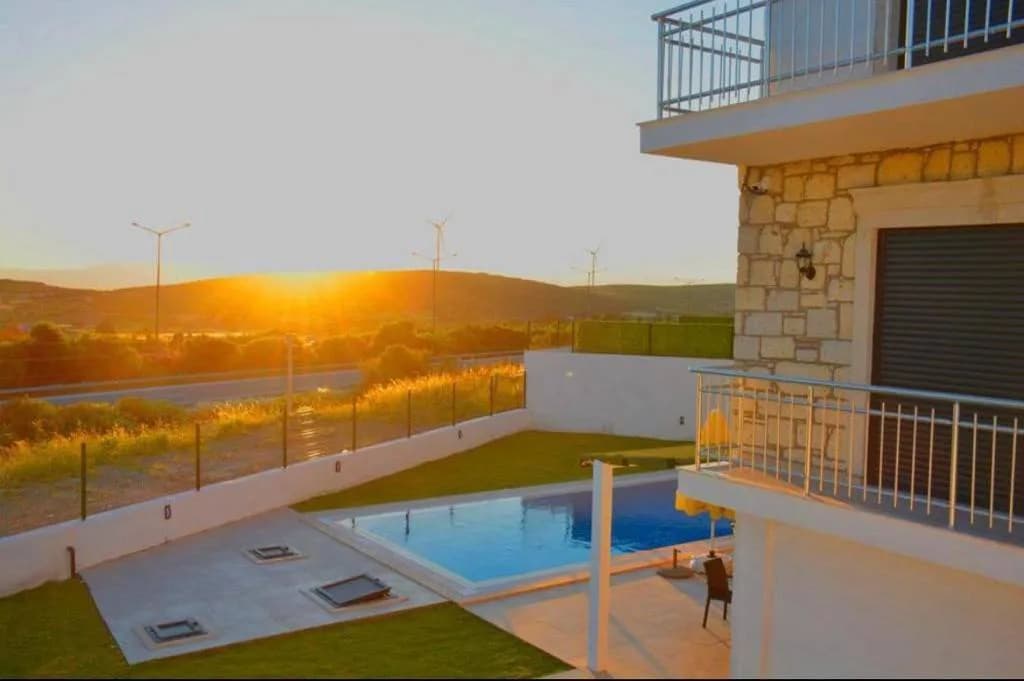 Çeşme'de Deniz Manzaralı, Özel Havuzlu, Muhteşem Tasarımlı Villa görsel 3