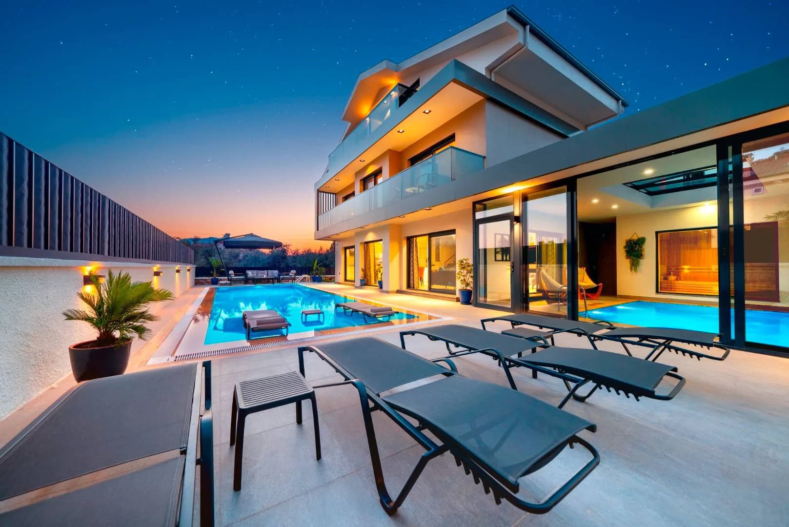 Fethiye Ölüdeniz'de Modern Mimarili, Açık ve Kapalı Havuzlu, 4+1 Villa görsel 1
