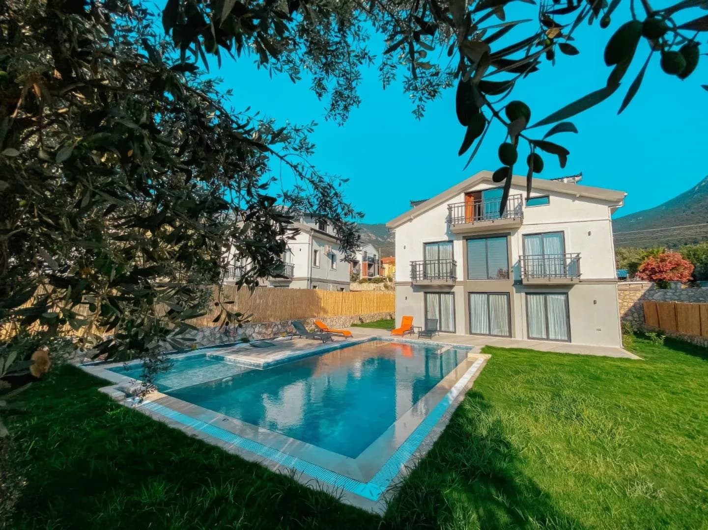 Fethiye Ölüdeniz'de Merkeze Yakın, Açık ve Kapalı Havuzlu, Lüks Villa görsel 1