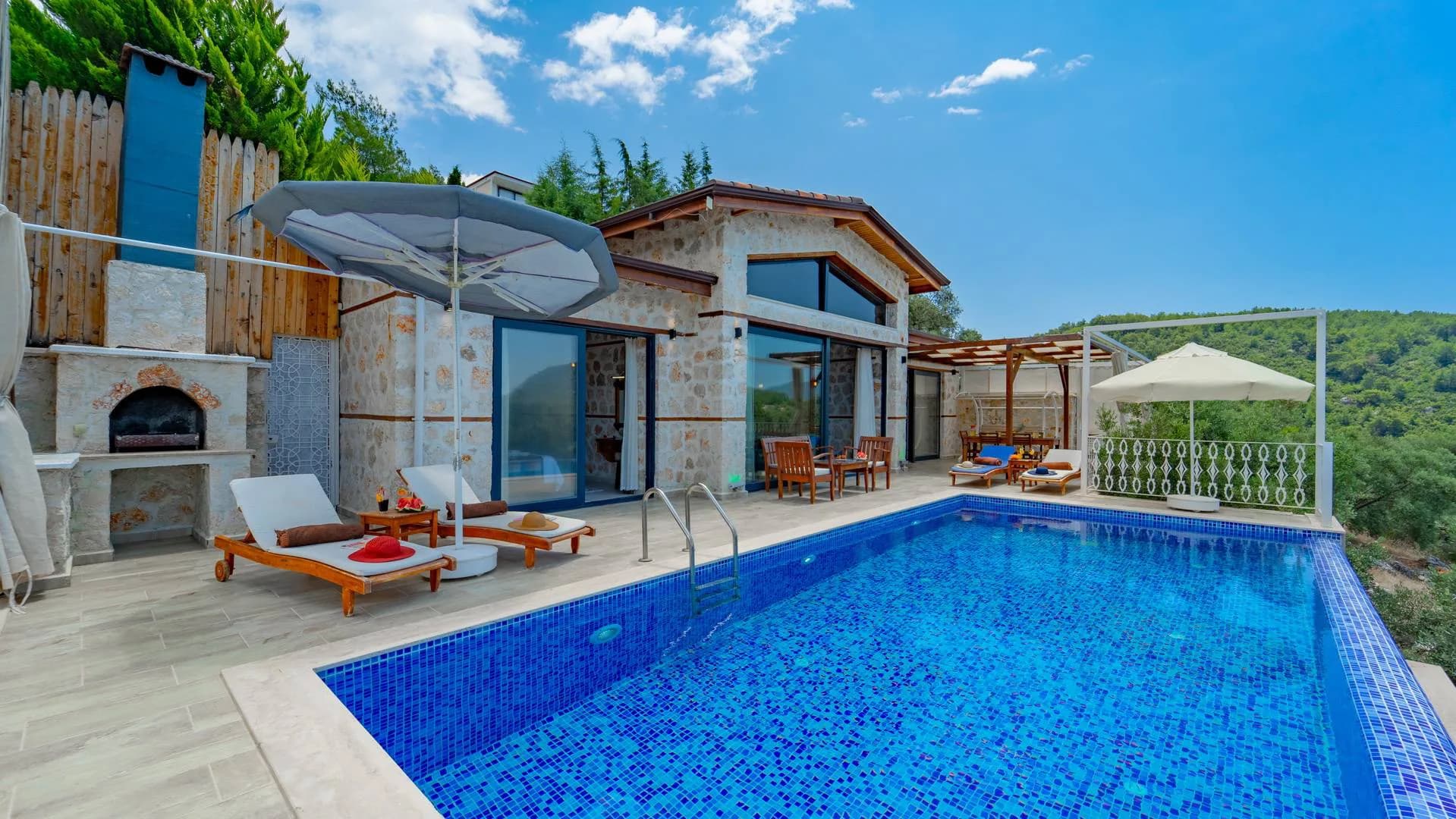 Kaş Üzümlü'de Muhteşem Doğa Manzaralı, Özel Havuzlu, Konforlu Villa görsel 1