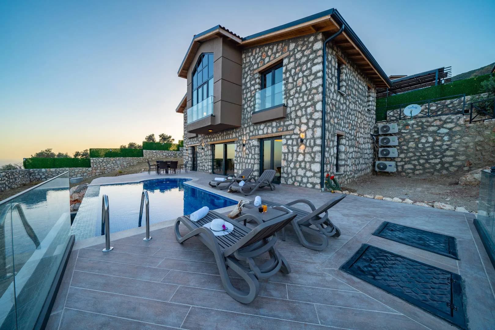 Kaş Sarıbelen'de Eşsiz Manzaraya Sahip, Özel Havuzlu, Otantik Villa görsel 1
