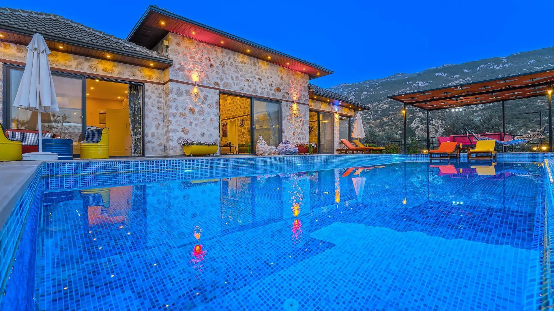 Kaş İslamlar'da Otantik Tasarımlı, Sonsuzluk Havuzlu, Konforlu Villa görsel 3