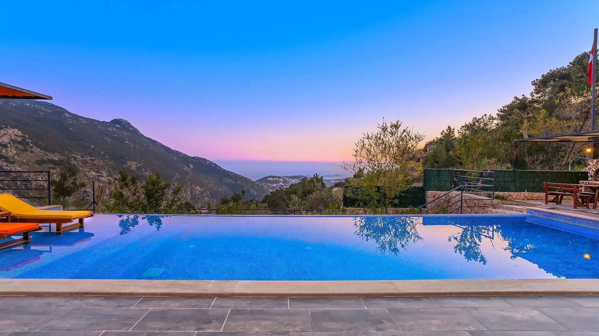 Kaş İslamlar'da Otantik Tasarımlı, Sonsuzluk Havuzlu, Konforlu Villa görsel 2