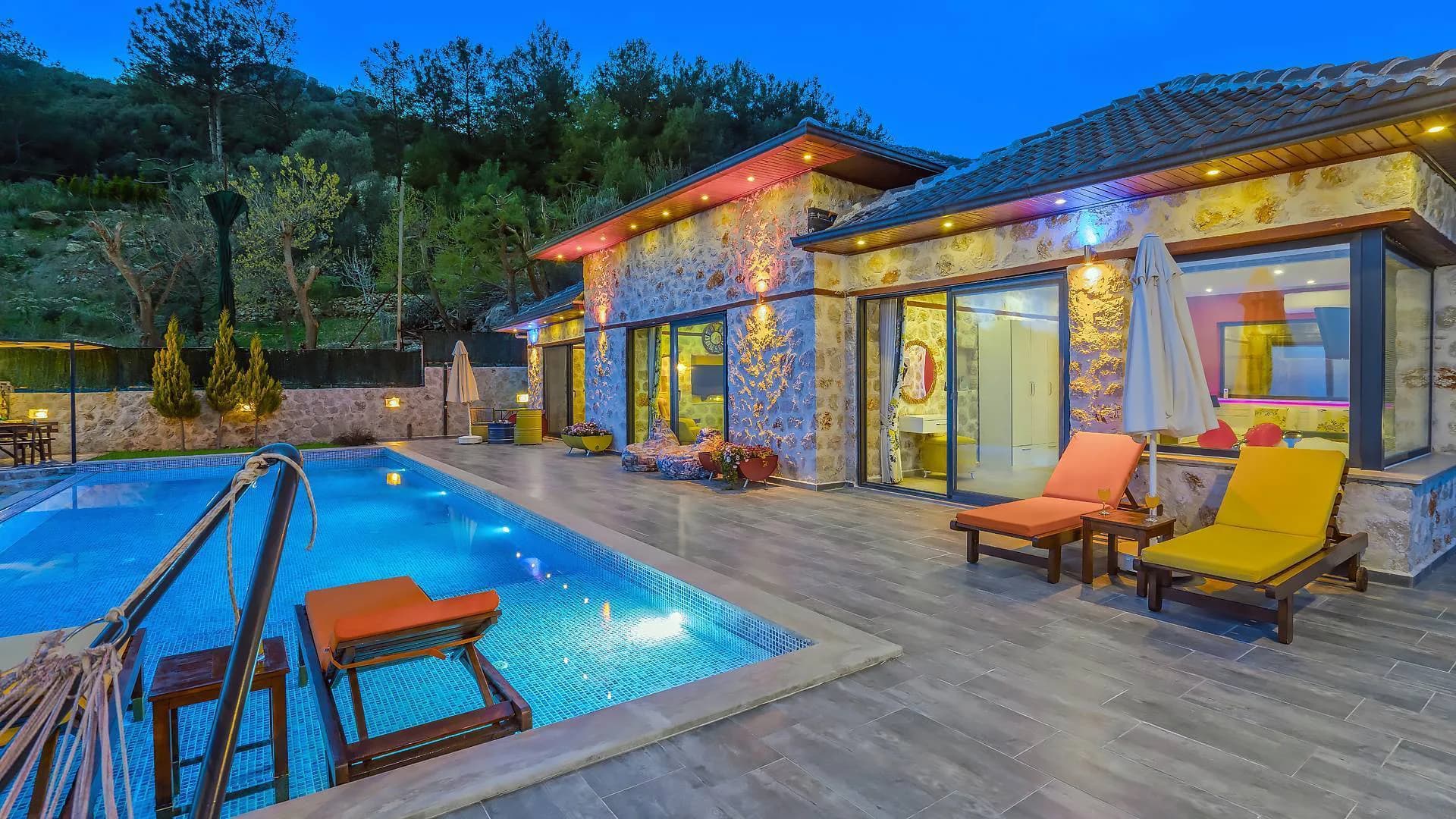 Kaş İslamlar'da Otantik Tasarımlı, Sonsuzluk Havuzlu, Konforlu Villa görsel 1