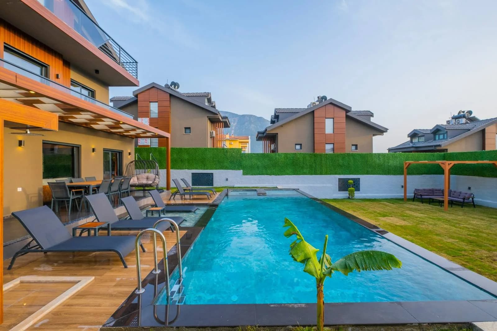 Fethiye'de Modern Tasarımlı, Yetişkin ve Çocuk Havuzlu, 4+1 Villa görsel 2