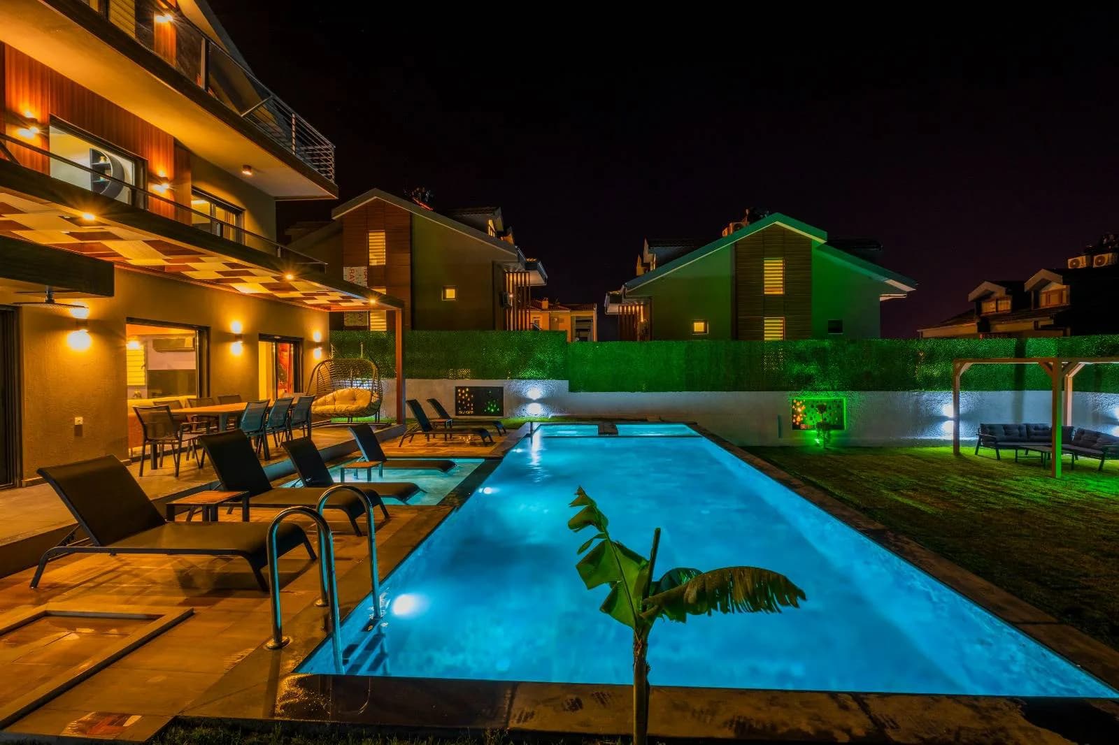 Fethiye'de Modern Tasarımlı, Yetişkin ve Çocuk Havuzlu, 4+1 Villa görsel 1