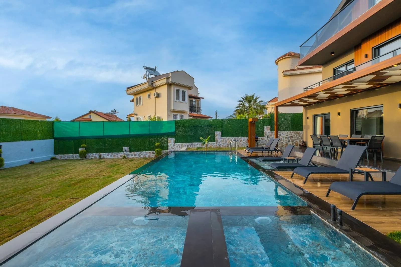 Fethiye'de Modern Tasarımlı, Yetişkin ve Çocuk Havuzlu, 4+1 Villa görsel 3