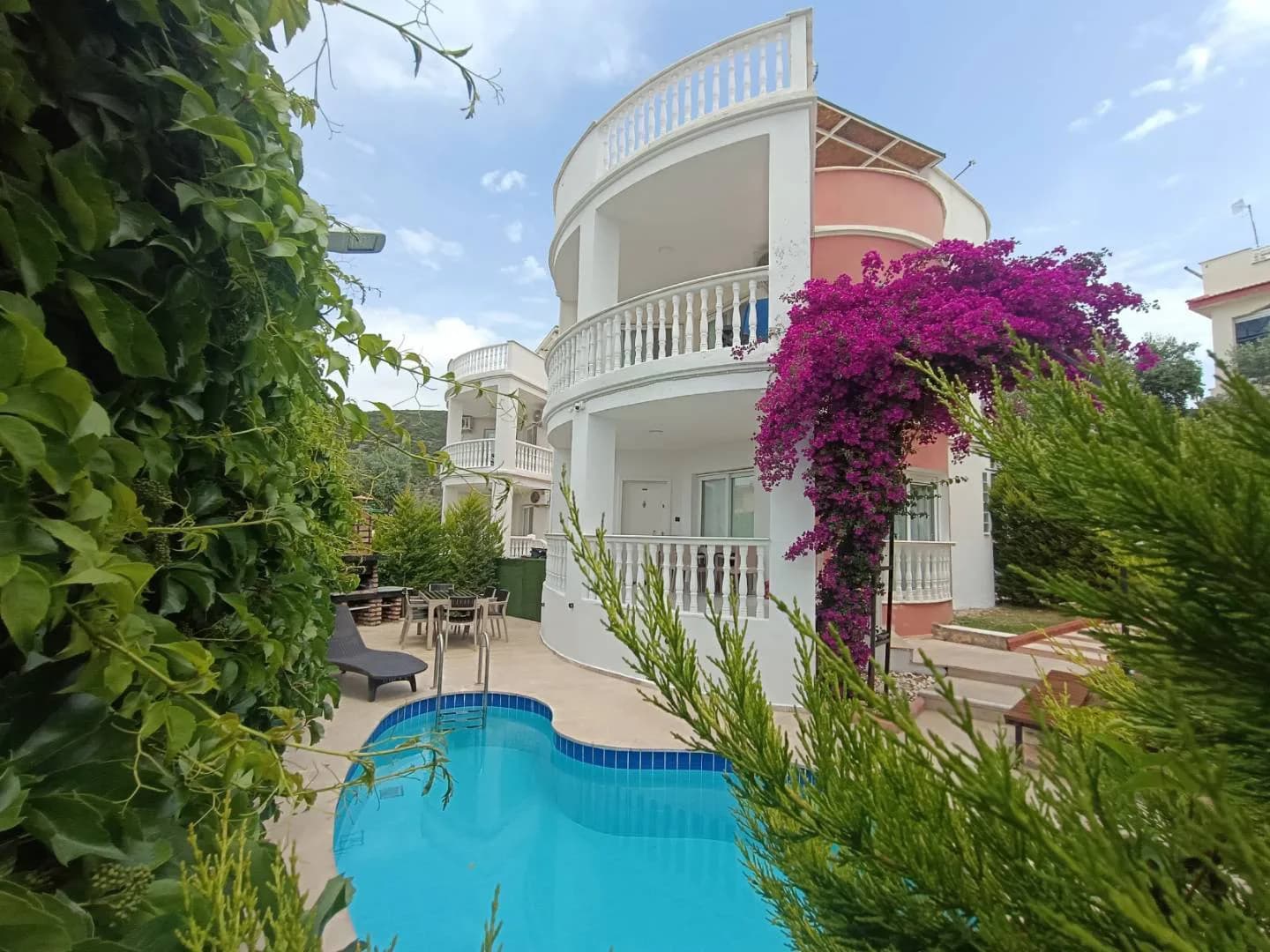 Aydın Didim'de Doğa İçerisinde, Özel ve Ortak Havuzlu, Konforlu Villa görsel 1