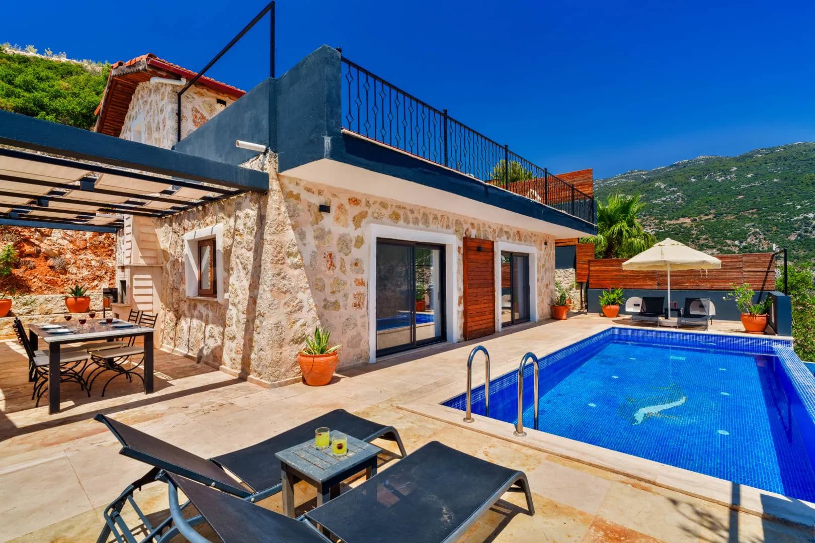 Kaş İslamlar'da Doğa Manzaralı, Açık ve Kapalı Havuzlu, Kiralık Villa görsel 1