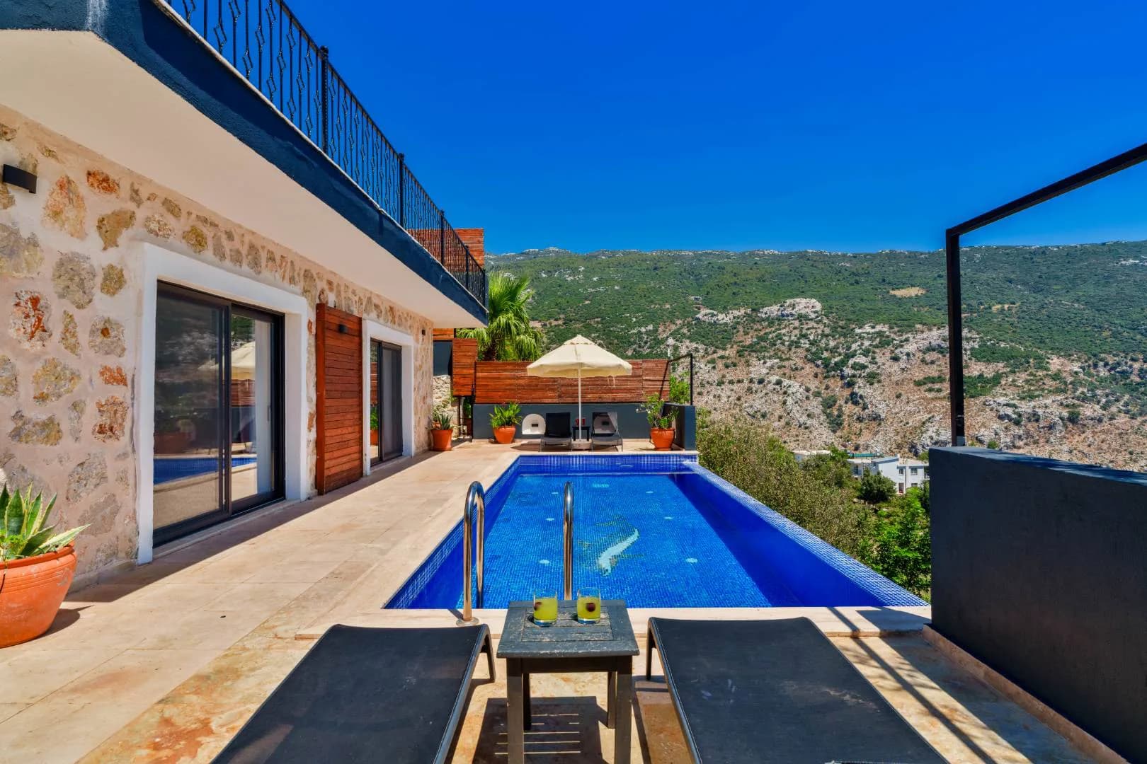 Kaş İslamlar'da Doğa Manzaralı, Açık ve Kapalı Havuzlu, Kiralık Villa görsel 2