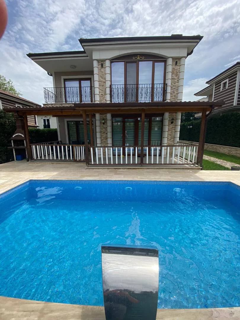 Sapanca'da Özel Bahçe İçerisinde, Havuzlu, 10 Kişilik Lüks Villa görsel 1
