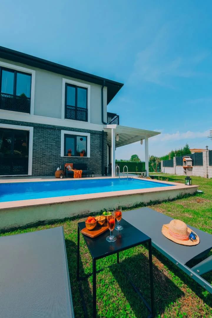 Sapanca Kırkpınar'da Sakin Konumda, Isıtmalı Havuzlu, Bahçeli Villa görsel 1