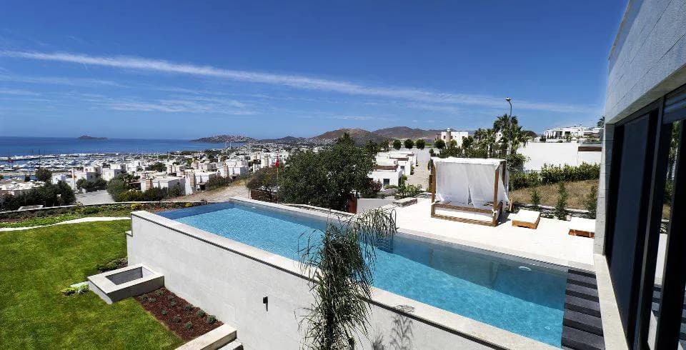 Bodrum Turgutreis'te Geniş Bahçeli, Özel Havuzlu, Merkezi Villa görsel 3