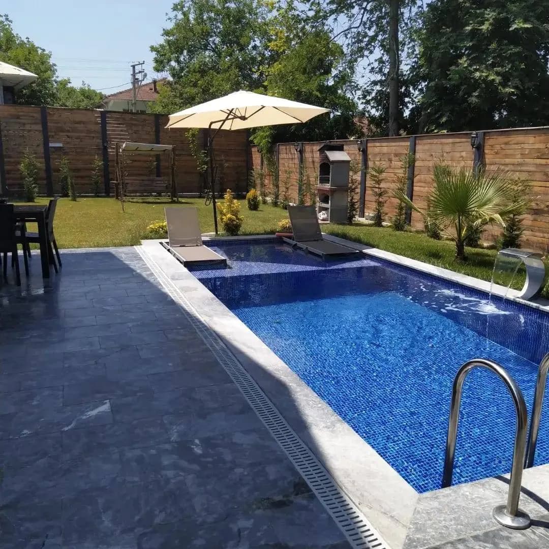 Sapanca Yeni'de Merkezi Konumda, Isıtmalı Havuzlu, Kiralık Bungalov görsel 2