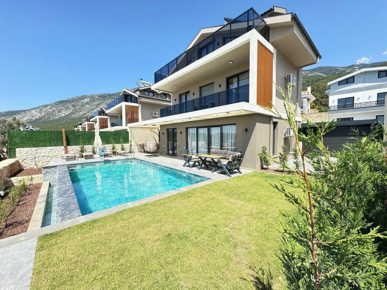 Fethiye Ölüdeniz'de Modern Mimarili, Özel Havuzlu, İkiz Villa görsel 2