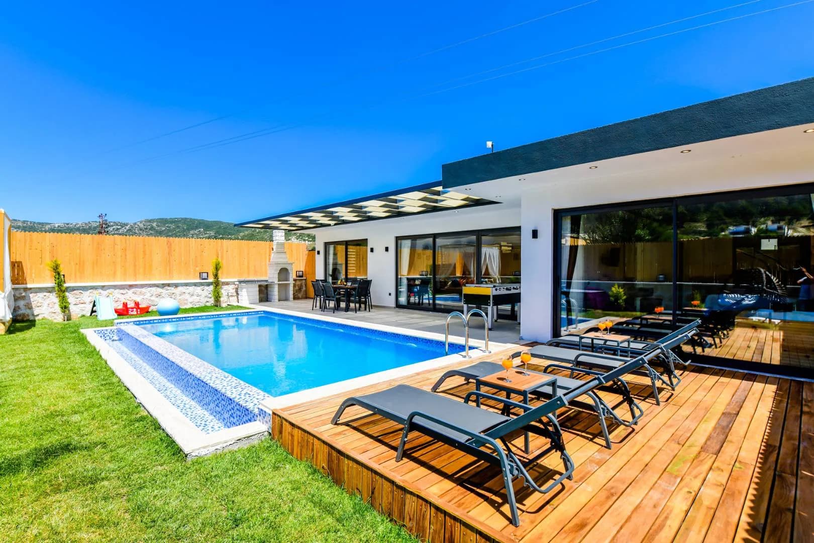 Kaş Sarıbelen'de Sessiz Konumda, Jakuzili, Modern Tasarımlı Villa görsel 1