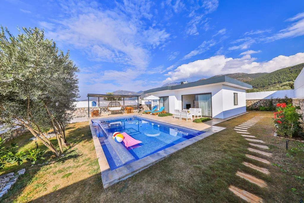 Kaş Üzümlü'de Şehrin Gürültüsünden Uzakta, Özel Havuzlu, Bahçeli Villa görsel 1