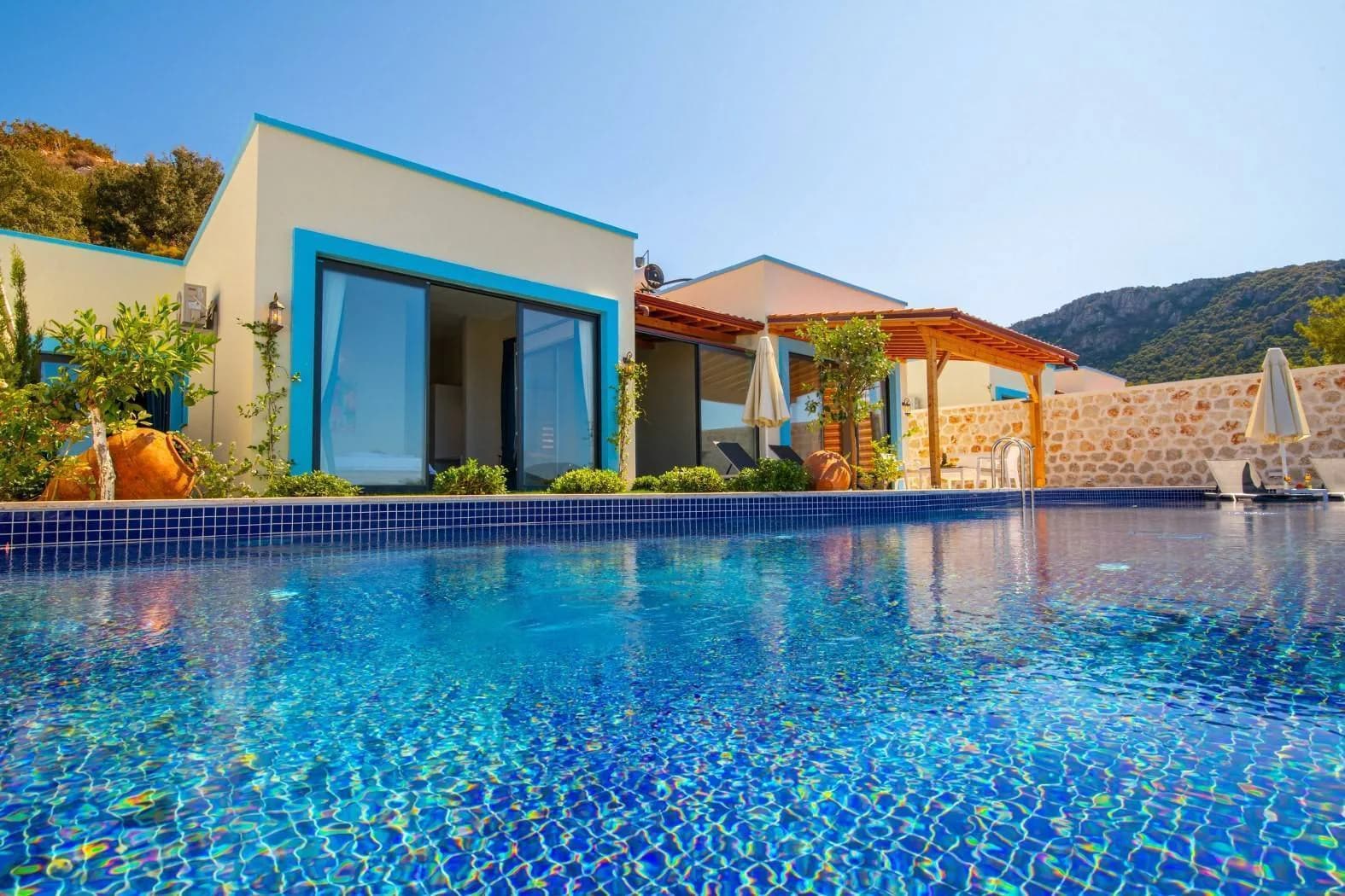 Kaş Yeşilköy'de Sakin Konumda, Isıtmalı Özel Havuzlu, Kiralık Villa görsel 1