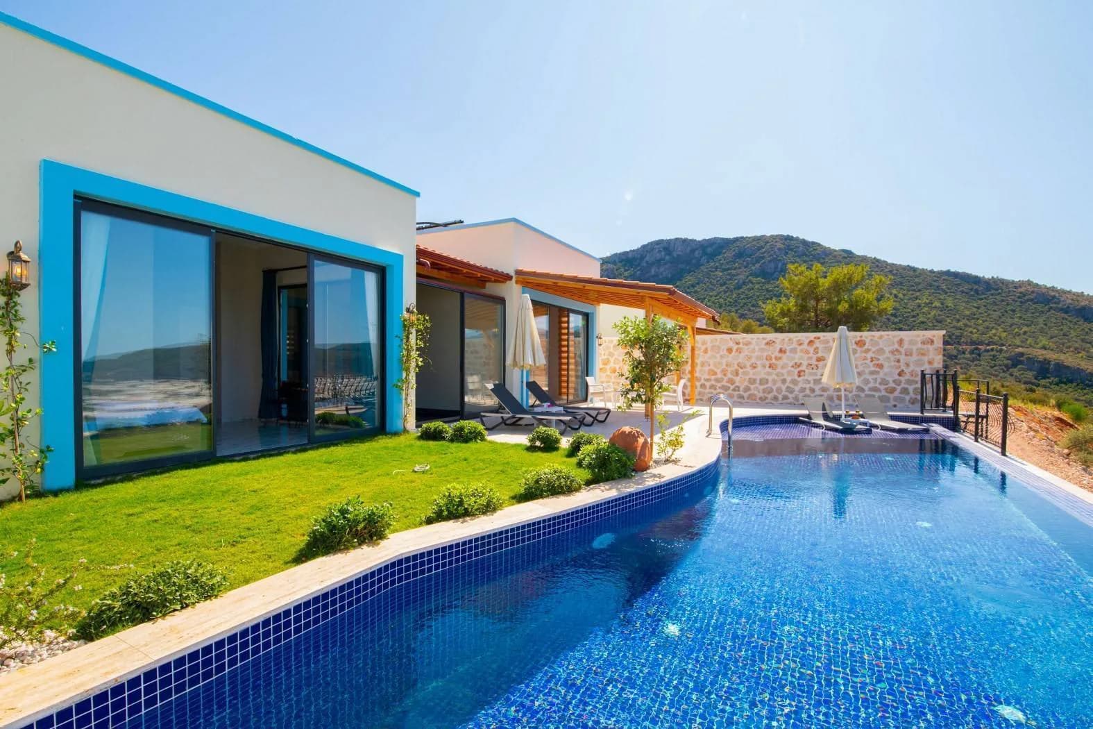 Kaş Yeşilköy'de Sakin Konumda, Isıtmalı Özel Havuzlu, Kiralık Villa görsel 3