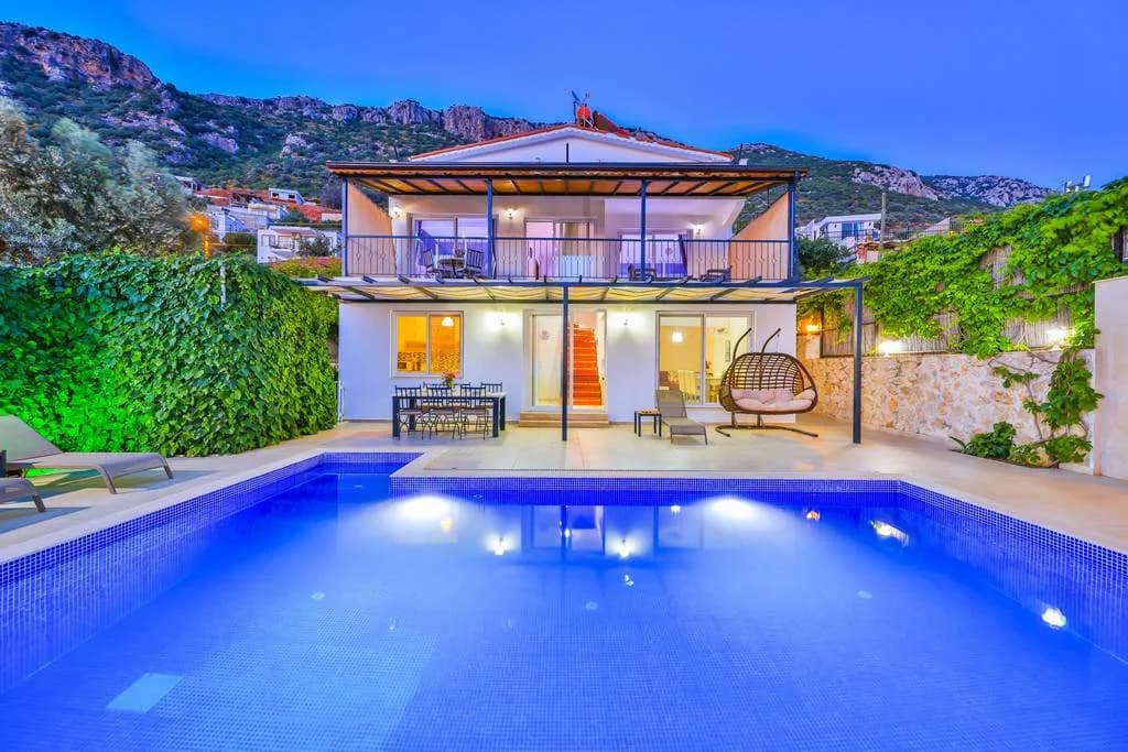 Kaş Bezirgan'da Muhteşem Deniz Manzaralı, Özel Havuzlu, Konforlu Villa görsel 1