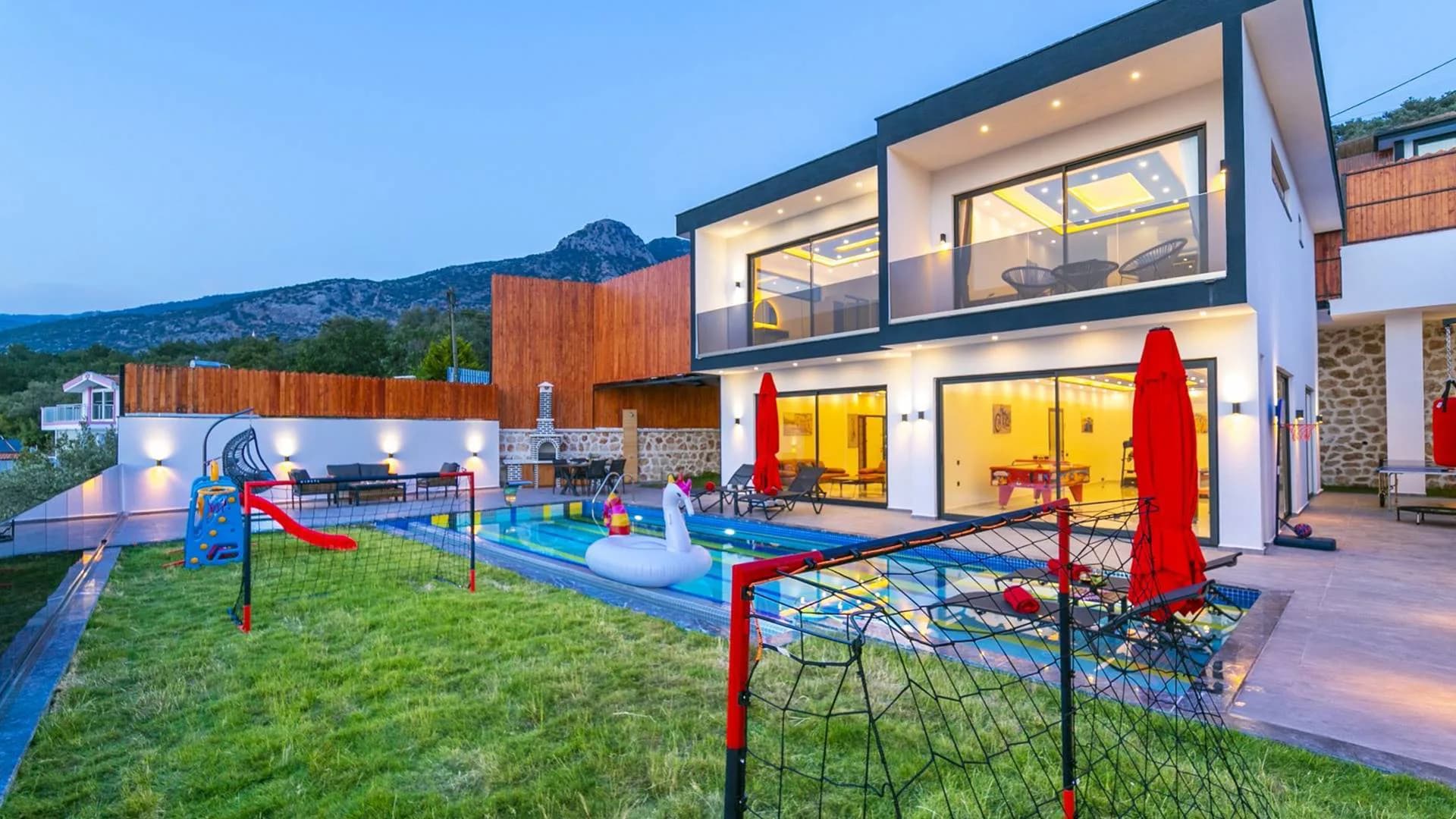 Kaş Akbel'de Geniş Bahçe İçerisinde, Özel Havuzlu, Olanaklı Villa görsel 2