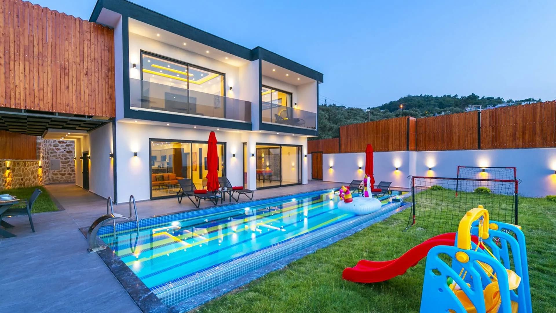 Kaş Akbel'de Geniş Bahçe İçerisinde, Özel Havuzlu, Olanaklı Villa görsel 1