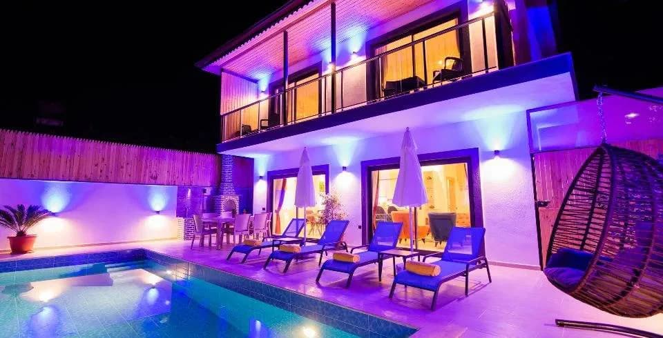 Kaş Bezirgan'da Modern Tasarımlı, Özel Havuzlu, Jakuzili Villa görsel 1