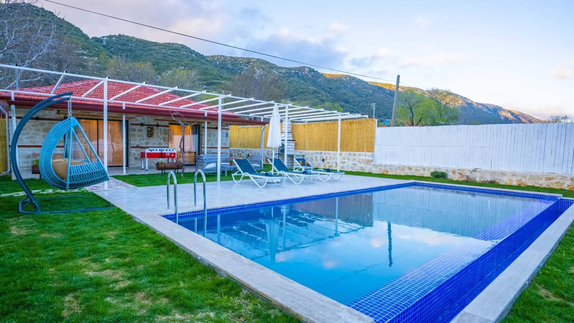 Kaş Sarıbelen'de Doğa İçerisinde, Özel Havuzlu, Taş Villa görsel 1