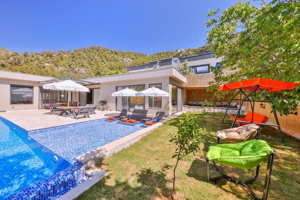 Kaş İslamlar'da Sakin Konumda, Isıtmalı Havuzlu, Kiralık Villa görsel 1