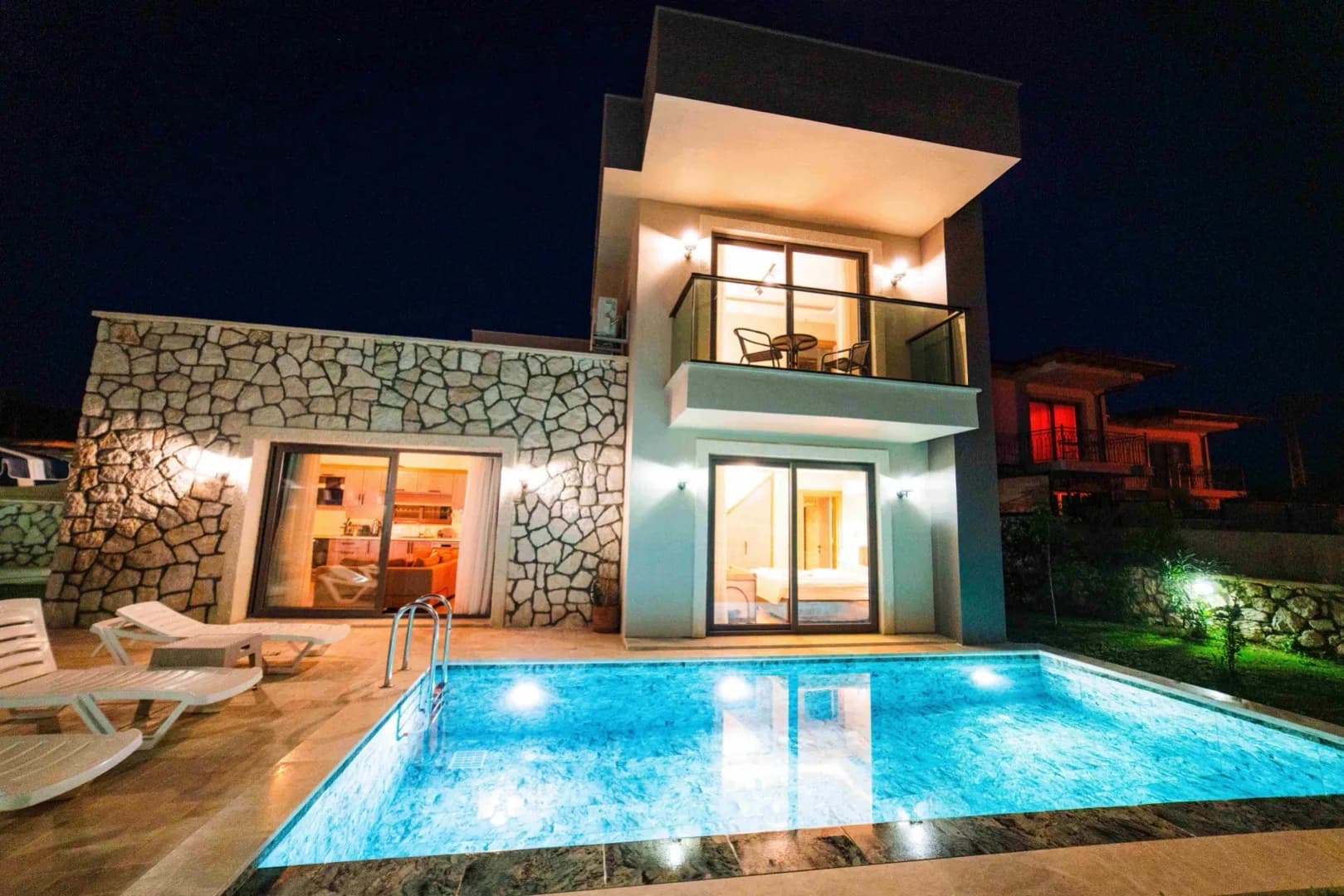 Kaş Andifli'de Modern Tasarımlı, Özel Havuzlu, Taş Villa görsel 2