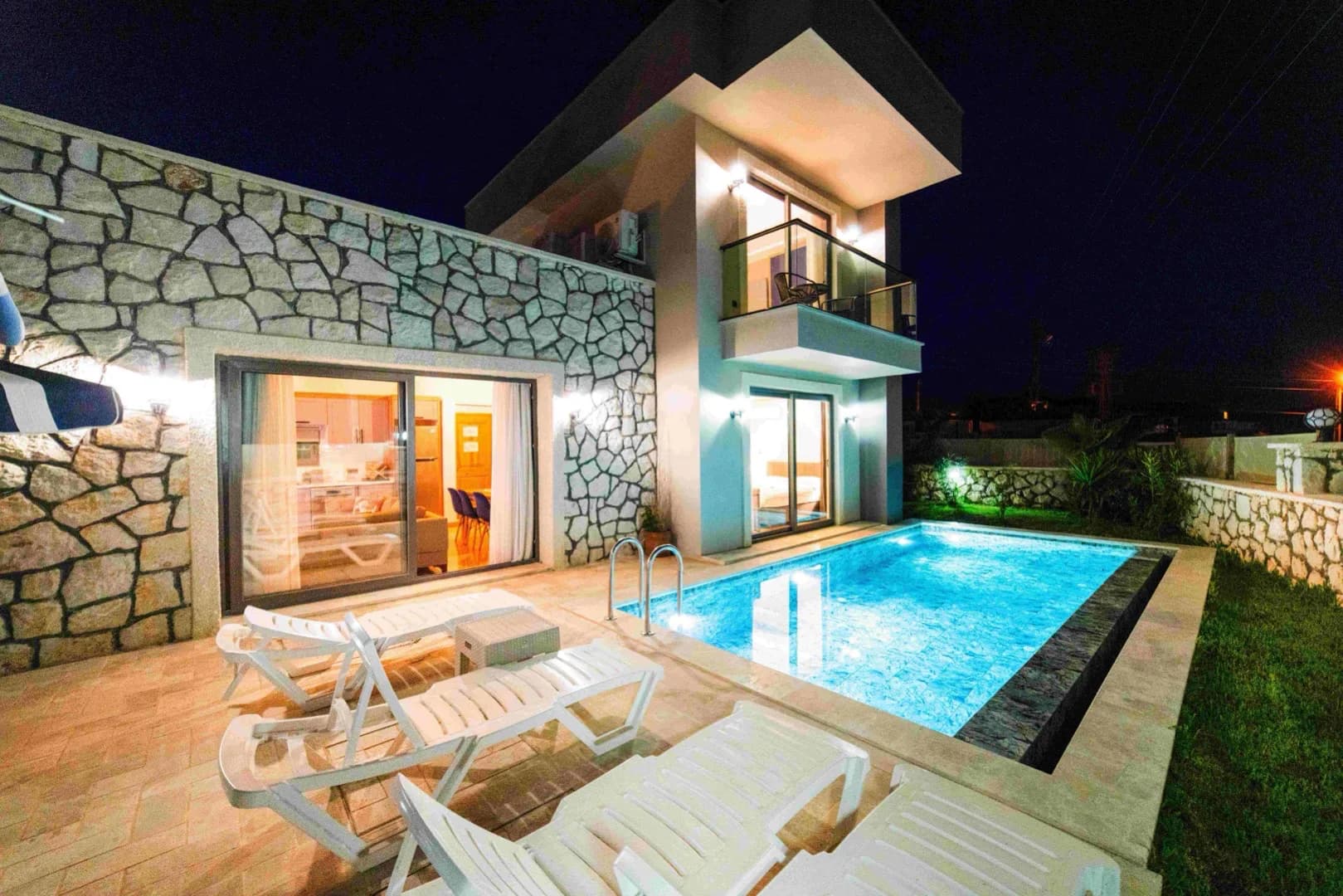 Kaş Andifli'de Modern Tasarımlı, Özel Havuzlu, Taş Villa görsel 3