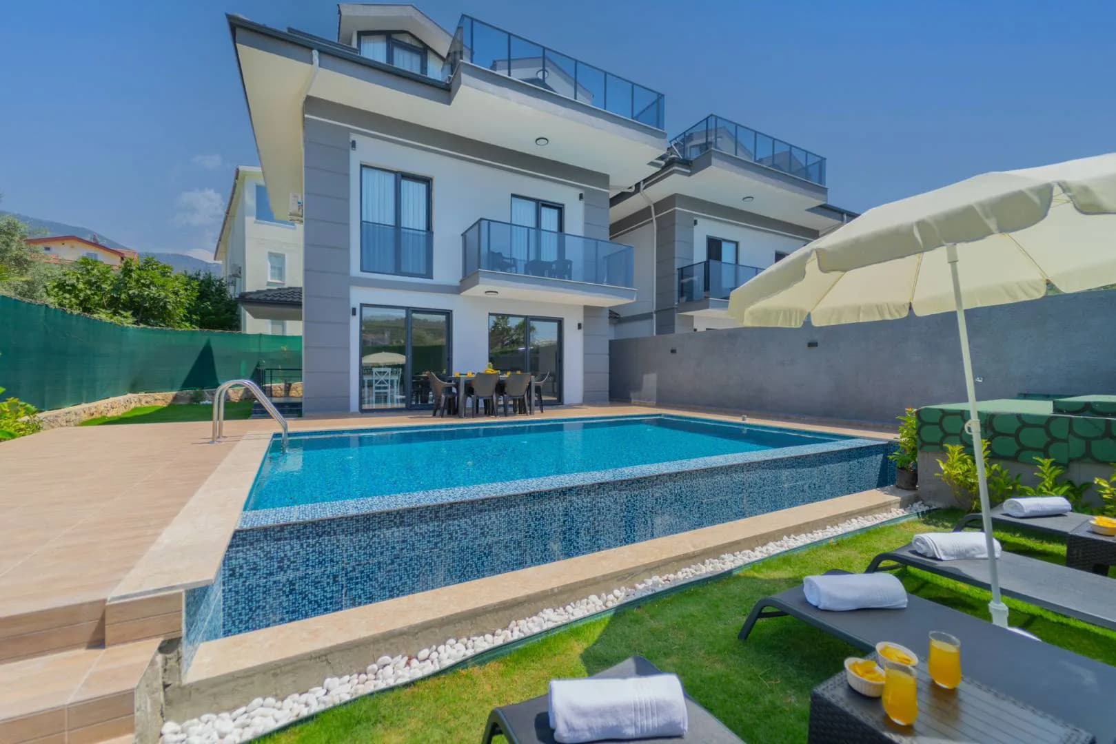 Fethiye Ölüdeniz'de Geniş Ailelere Uygun, Özel Havuzlu, İkiz Villa görsel 1