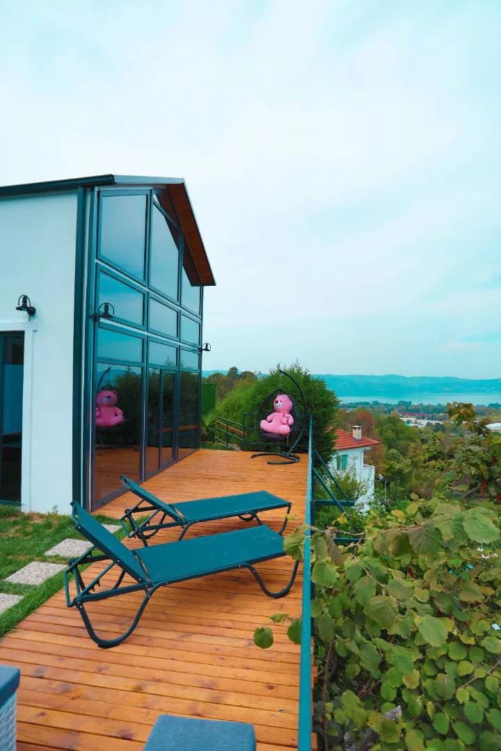 Sapanca Mahmudiye'de Göl Manzaralı, Isıtmalı Havuzlu, Kiralık Bungalov görsel 1